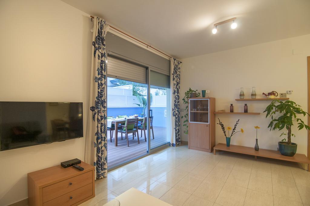Hola! - By The Apartamento *